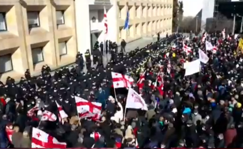 პარლამენტის წინ საპროტესტო აქცია მიმდინარეობს