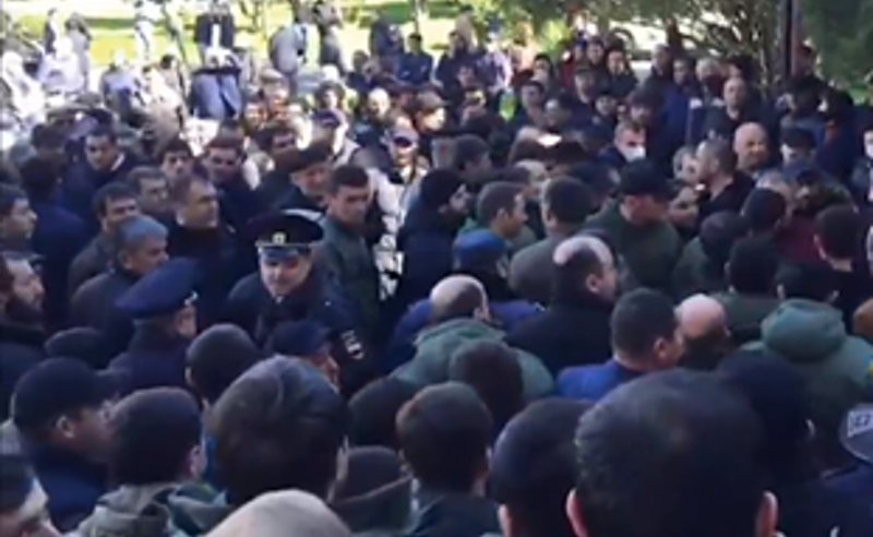 სოხუმის მაცხოვრებლები საოკუპაციო რეჟიმის წარმომადგენლებს დაუპირისპირდნენ
