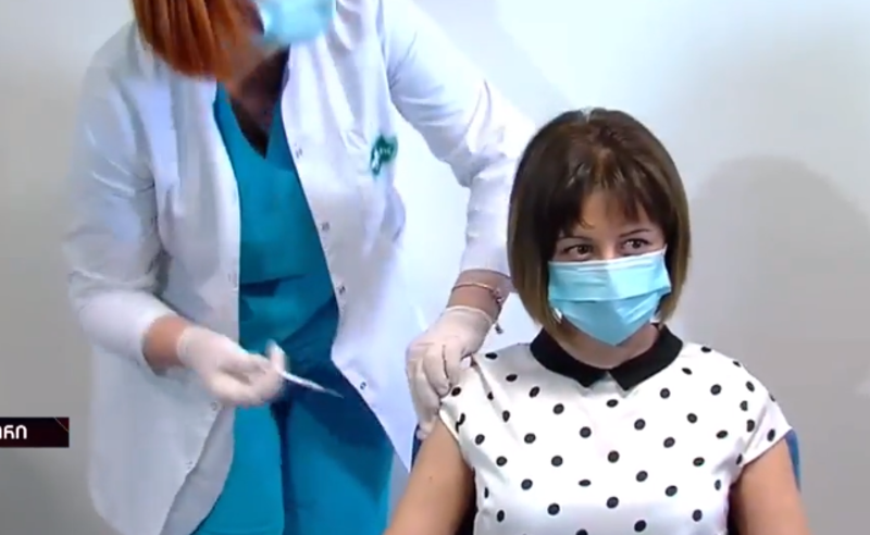 ტიკარაძე AstraZeneca ვაქცინით პირდაპირ ეთერში აიცრა