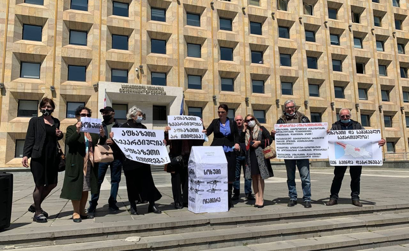 დევნილების აქცია კანცელარიასთან - ვითხოვთ ბინით უზრუნველყოფას