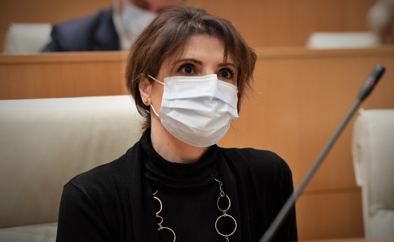 ნაგავში რომ იქექებიან, თვითონაც ვხედავ, მაგრამ პარიზშიც არის ეგეთები - "ოცნების" დეპუტატი