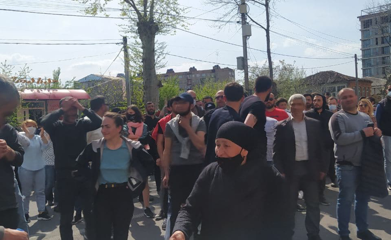 "პოლიცია გამოიყენებს პროპორციულ ძალას" - ხმაური იმერეთის სამხარეო პოლიციის შენობასთან