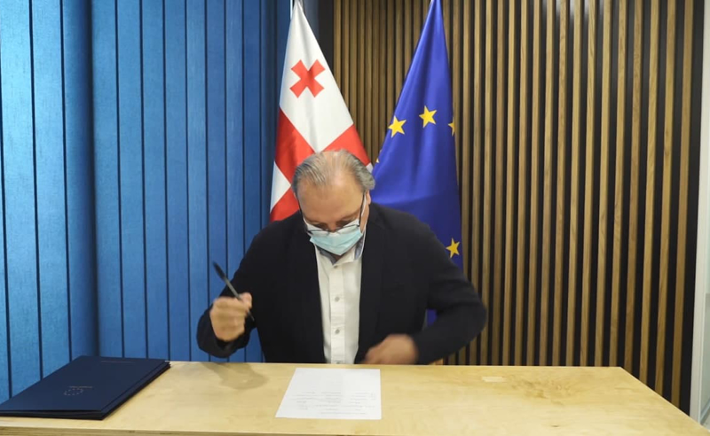 ვაშაძე ევროკავშირის საელჩოში მივიდა და დოკუმენტს ხელი მოაწერა - ამბობს თუ არა პოლიტიკოსი მანდატზე უარს