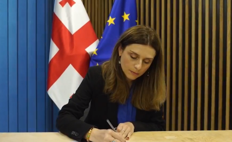 მიშელის დოკუმენტს ხელი თეონა აქუბარდიამ და პაატა მანჯგალაძემ მოაწერეს