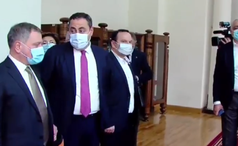 ამნისტიის კანონი - პარლამენტში "ოცნებასა" და ოპოზიციას შორის შეხვედრა იმართება 