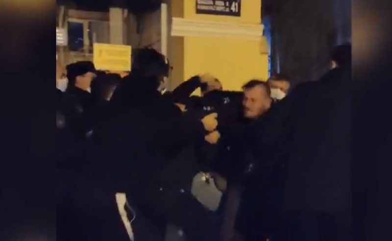 შტურმი "სირცხვილიას" ბათუმის ოფისზე - პოლიციამ აქტივისტები დააკავა