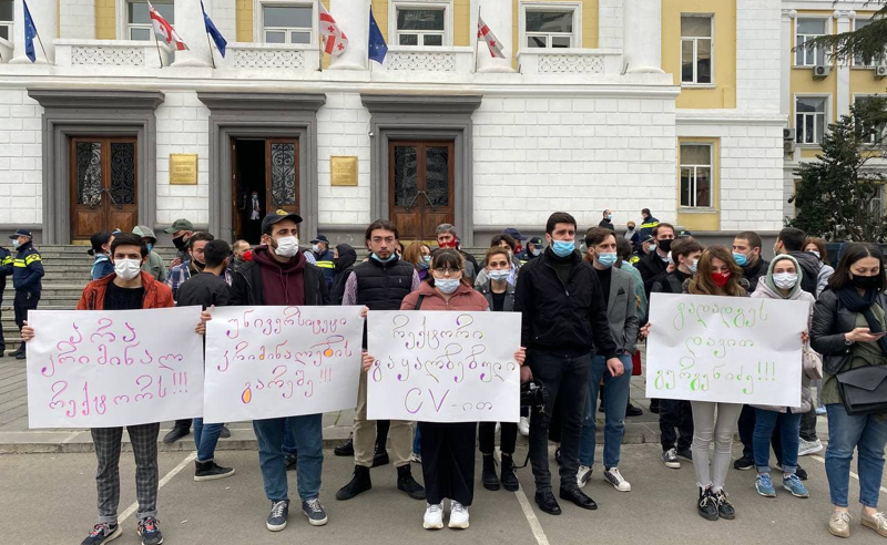 არა კრიმინალ რექტორს - სტუდენტები დავით გურგენიძის გადადგომას ითხოვენ