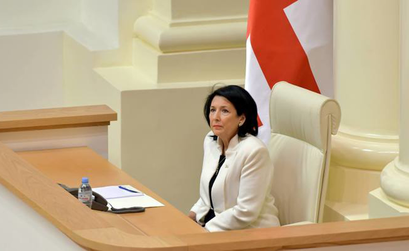 რეგულაციები ყველგან ერთნაირად უნდა ვრცელდებოდეს, წირვაზე თუ პოზნერის ნადიმზე - პრეზიდენტი