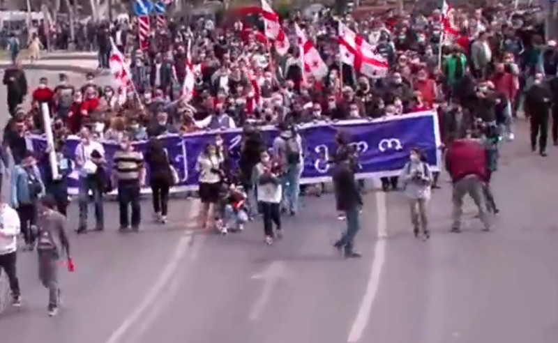 თავდასხმა მედიაზე და ოპოზიციის შეურაცხყოფა - "უცნობის" აქციის გზავნილები 