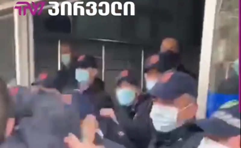 დაპირისპირება აფხაზეთის უმაღლეს საბჭოსთან - პოლიციელმა სამოქალაქო აქტივისტს დაარტყა (ვიდეო)