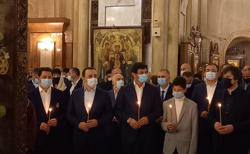 სააღდგომო ლიტურგია სამებაში - წირვას მთავრობის წევრები  ესწრებიან