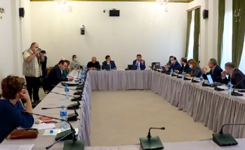 სადავო საარჩევნო რეფორმა - პარლამენტში "ოცნებასა" და ოპოზიციას შორის შეხვედრა დაიწყო
