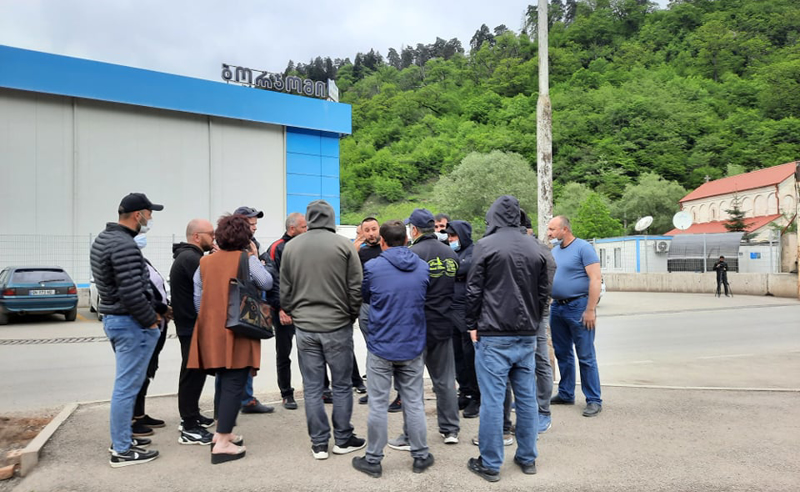 პროტესტის მეორე დღე ბორჯომში - ორივე ქარხნის მუშები გაფიცვას აგრძელებენ