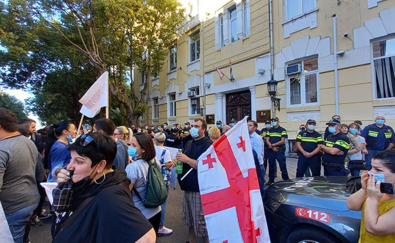 ხმაური და დაპირისპირება ბათუმში - ნაცემია ერთ-ერთი კომპანიის თანამშრომელი