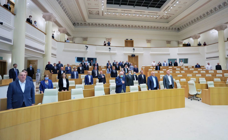 პარლამენტის სამ დეპუტატს უფლებამოსილება ვადაზე ადრე შეუწყდა