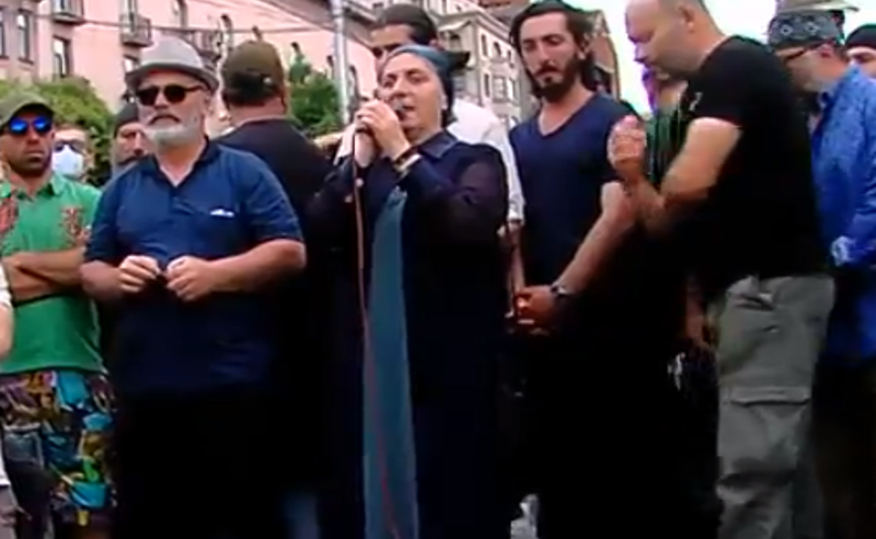 ჯვრის ტარებით უხერხულობას არ შევუქმნი აქ შეკრებილ მრავალი სარწმუნოების ადამიანს - მაკა სულაძე
