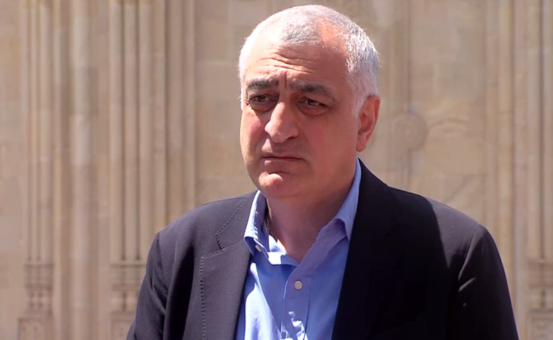 შავი ჯიპების სადგომია სამების ტაძარში, მინისტრებს ეთაკილებათ ეზოში ფეხით შესვლა - ხაზარაძე