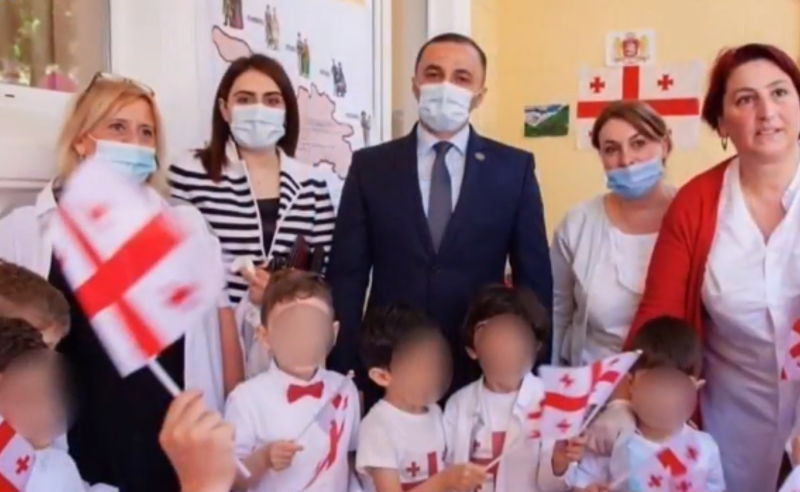 ზეიმი პრივილეგირებულებისთვის - ბათუმის ბაგა-ბაღში შვილის ზეიმს მხოლოდ მაღალჩინოსანი დაესწრო
