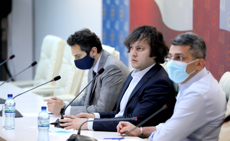 "ოცნების“ ცენტრალურ ოფისში საპარლამენტო უმრავლესობის სხდომა მიმდინარეობს