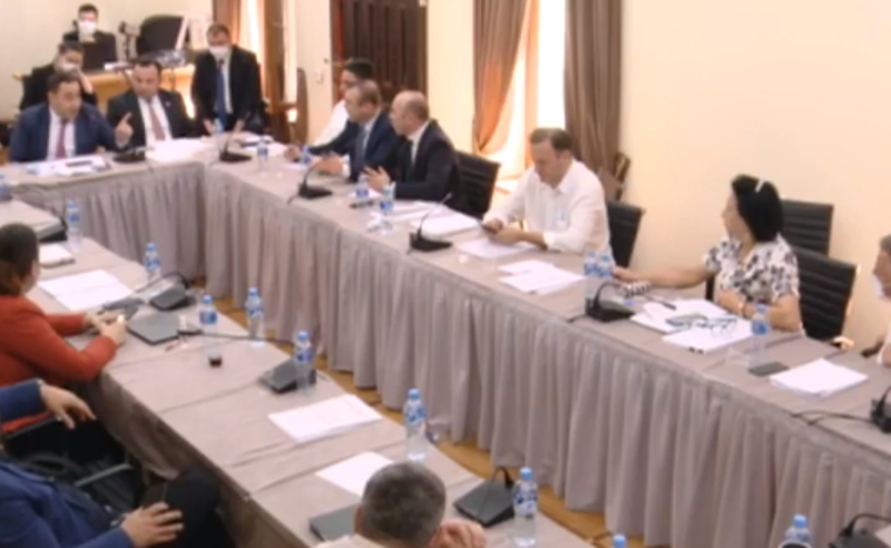 ხმაური პარლამენტში - ზარქუამ გიორგი ვაშაძე პოპულიზმში დაადანაშაულა