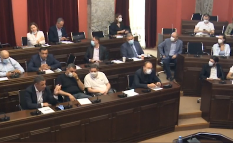 ხმაური იურიდიულ საკითხთა კომიტეტის სხდომაზე - პროტესტის ნიშნად ოპოზიციამ დარბაზი დატოვა