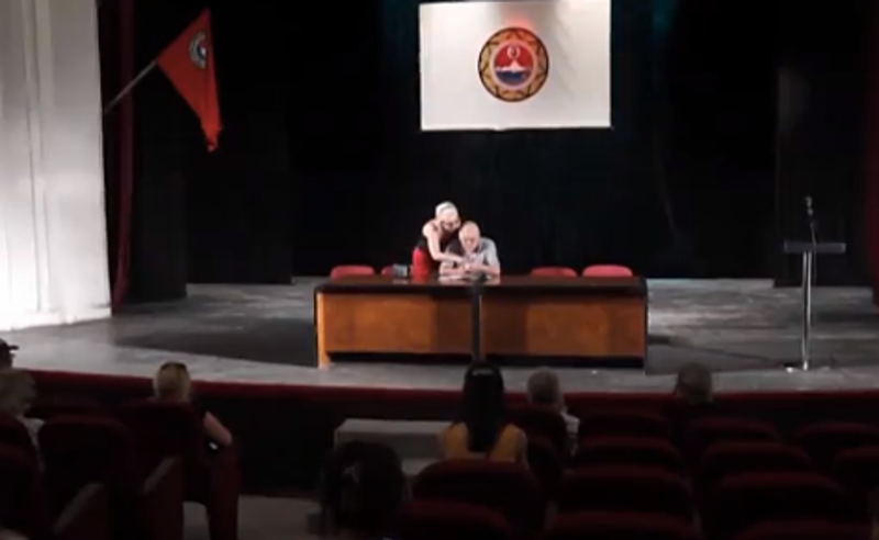 რუსული სიმბოლიკები გორის თეატრში - გრიშა ონიანი პარტიის ყრილობას მართავს 