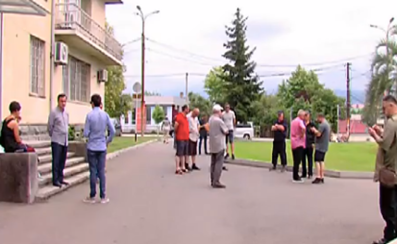 სამშენებლო სამუშაოები მხოლოდ ელიტისთვის - მოსახლეობა ოზურგეთში აქციას მართავს