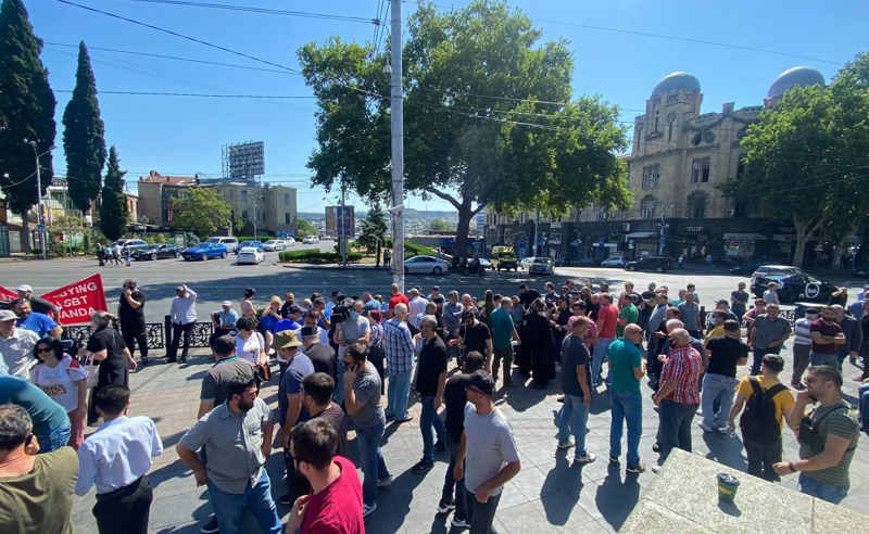 ღირსების მარში - რუსთაველზე ძალადობრივი ჯგუფები გამოჩნდნენ