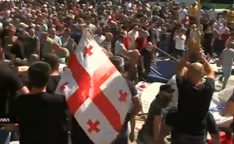 რუსთაველზე ვითარება უკიდურესად დაიძაბა - ძალადობრივმა ჯგუფემა პარლამენტთან კარვები დაარბიეს