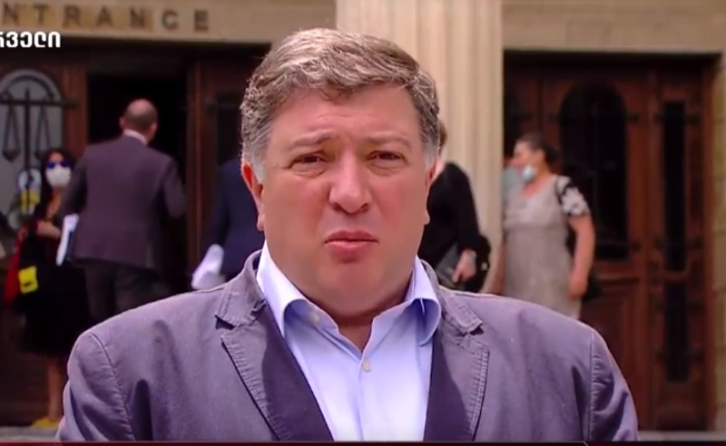 მესამე პროცესია, დაზარალებული ცდილობს, სიმულიანტივით ხან ერთი ბუჩქიდან ჩაერთოს, ხან მეორედან - უგულავა
