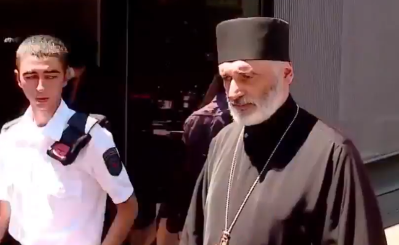 პატრიარქის მოსაყდრე შიო და დეკანოზი ანდრია ჯაღმაიძე პრეზიდენტს ხვდებიან