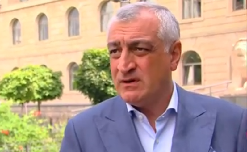 ნებისყოფა არ ეყოფა ხელისუფლებას, ეს თეატრი გააგრძელოს - ხაზარაძე სასამართლო პროცესის შესახებ 