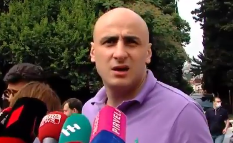 ნიკა მელია და ელენე ხოშტარია "ქართული ოცნების" ოფისთან მივიდნენ