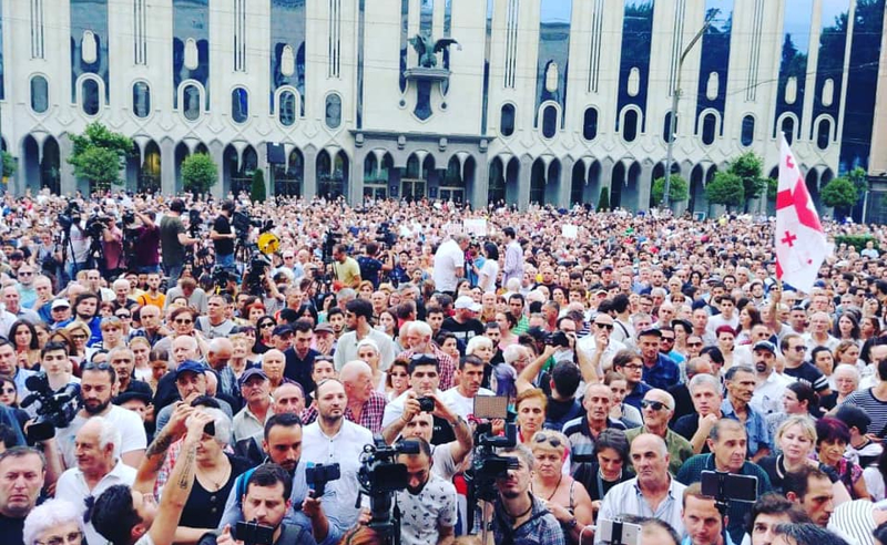 გადადგეს პრემიერი - ჟურნალისტების ულტიმატუმი ხელისუფლებას