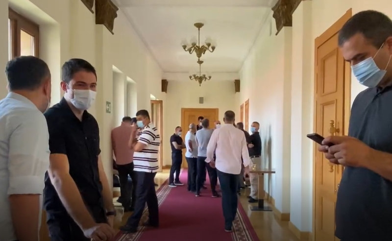 პარლამენტში სუს-ის თანამშრომლები შეიყვანეს