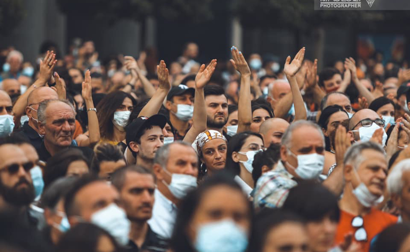 აქციაზე მყოფ საჯარო მოხელეებს ხელმძღვნელობა სასწრაფოდ ტერიტორიის დატოვებას სთხოვს