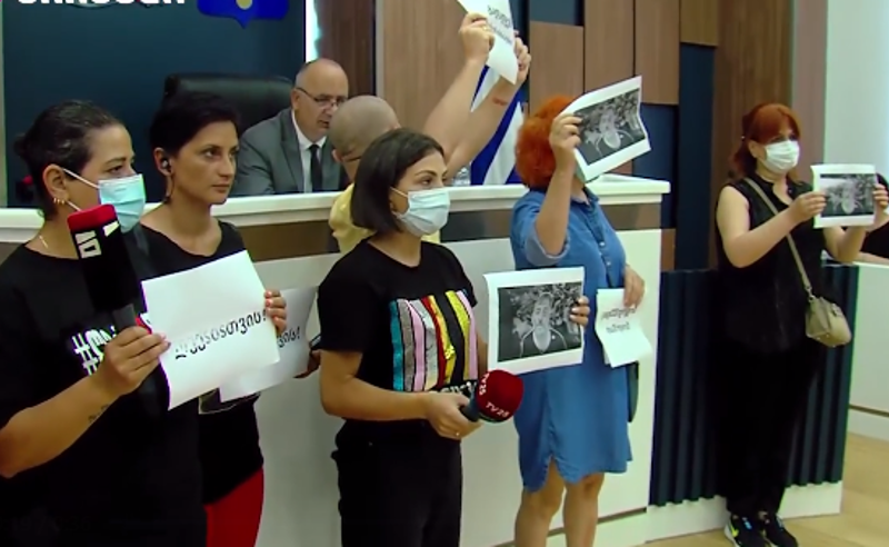 გადადგეს ღარიბაშვილი! დაისაჯოს ყველა დამნაშავე! - მედიის პროტესტი ბათუმის საკრებულოში