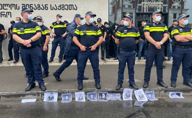 უკან დასახევი გზა არ გვაქვს, თუ დავიხევთ, ყველას გვცემენ - შსს-სთან ჟურნალისტების აქცია დასრულდა