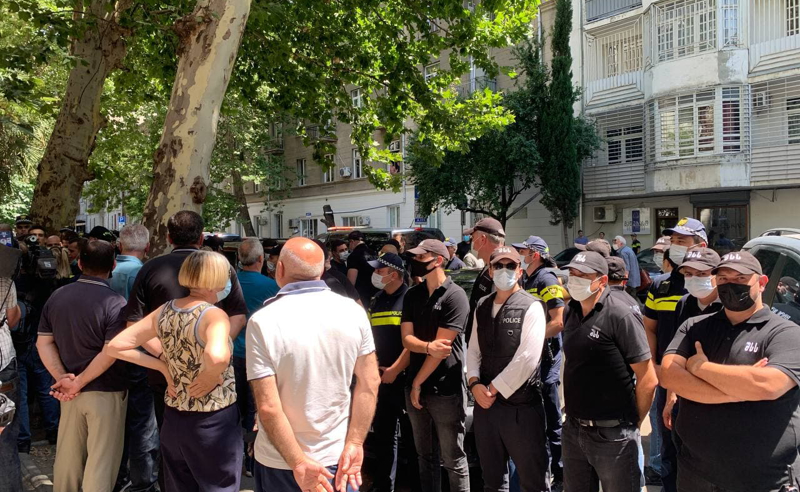 გადადგეს ღარიბაშვილი - ხმაური პრემიერის სახლთან 