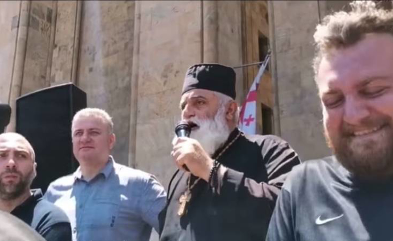 დეკანოზი სპირიდონი, რომელიც ,,ორკებს" ძალადობისკენ მოუწოდებდა, გამოკითხვაზეა