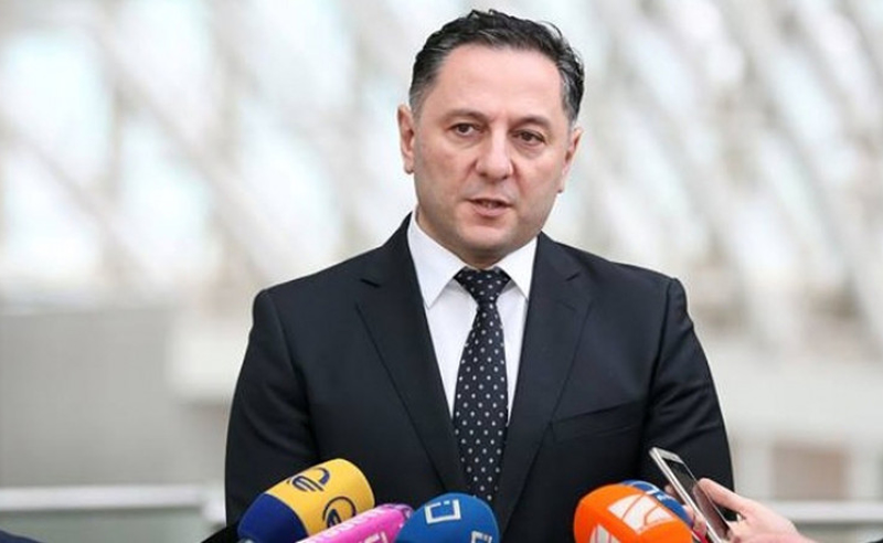 ვახტანგ გომელაური პარლამენტში მიკროავტობუსით შევიდა