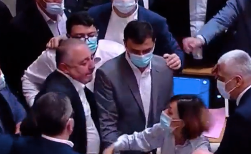 "ოცნების" წევრი, რომელიც დღეს ქალ დეპუტატებს თავს დაესხა, წარსულში ნასამართლევია