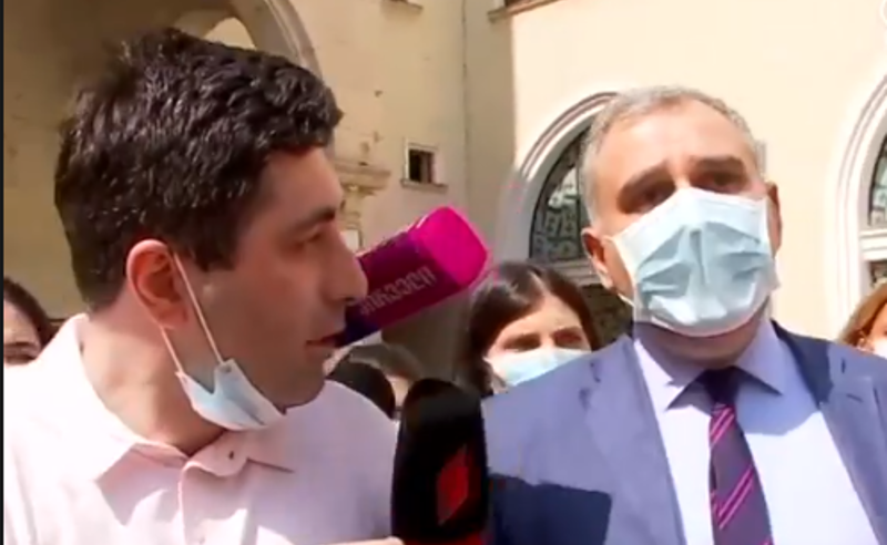 "მშიშრები ხართ" - დეპუტატები პარლამენტიდან გაიპარნენ