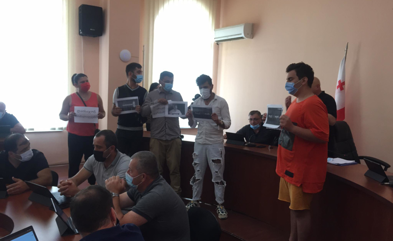 გადადგეს ღარიბაშვილი - გორის საკრებულოს სხდომა მედიის წარმომადგენლების პროტესტით დაიწყო