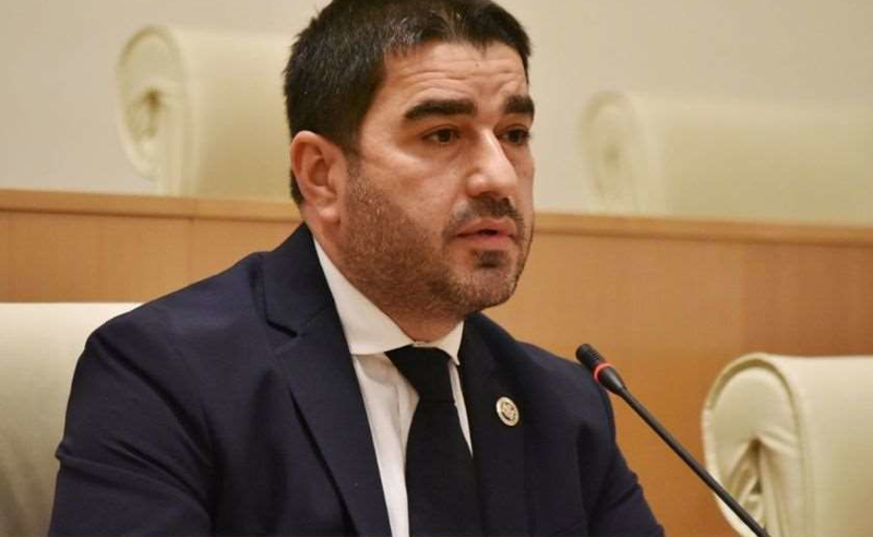 ეს იყო ქალბატონი თინასგან მომდინარე პირდაპირი აგრესიის აღკვეთა - როგორ ამართლებს პაპუაშვილი ქალზე ძალადობას