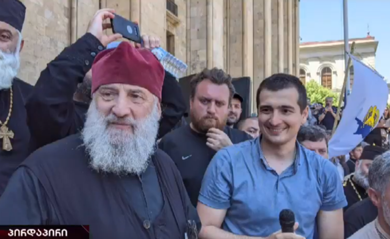 ,,წინ გველის ცემა-ტყეპა და ხელკეტები"-მედიამ  ძალადობაში მონაწილე სასულიერო პირების იდენტიციფირება მოახდინა