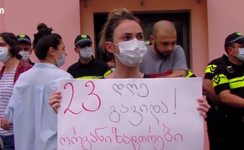 "ოცნების" ოფისში უმრავლესობის სხდომა აქციის ფონზე ჩატარდა 