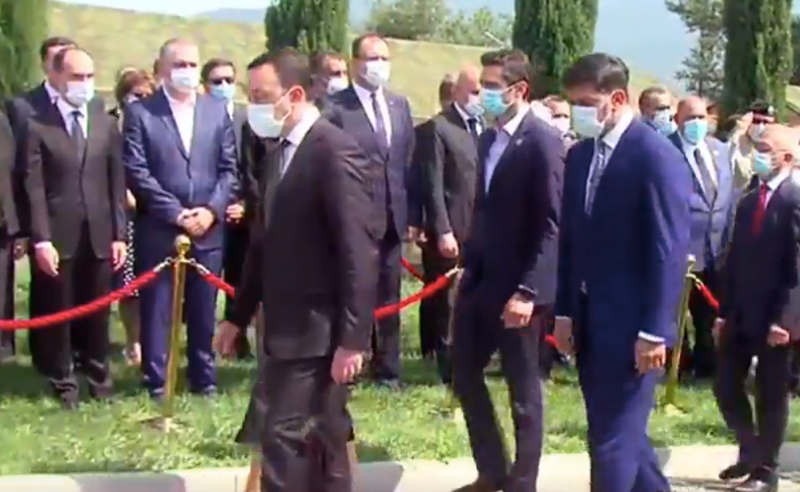 ხელისუფლების წარმომადგენლები მუხათგვერდის ძმათა სასაფლაოზე მივიდნენ 