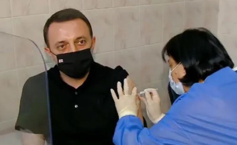 ირაკლი ღარიბაშვილი Pfizer-ით აიცრა