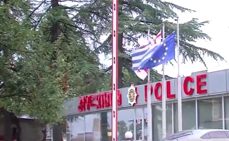 სისხლიანი გარჩევა ქობულეთში - პოლიციის შენობის წინ ახალგაზრდა მამაკაცი დაჭრეს